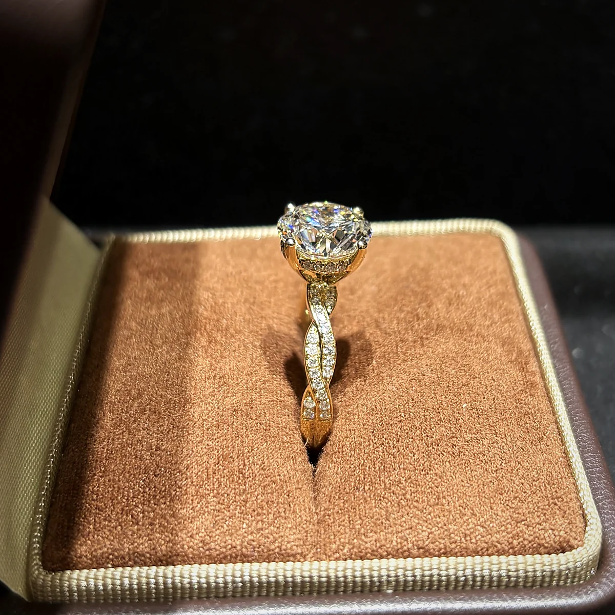 Round Solitaire with Twisted Pavé Band in yellow gold with laboratory-grown diamonds