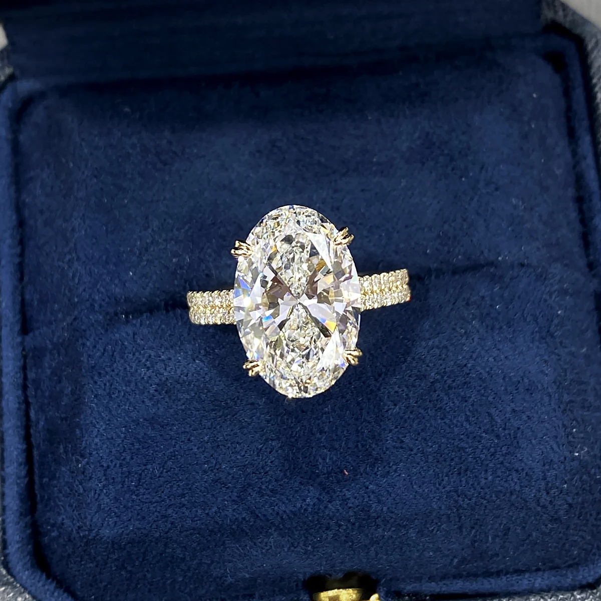 Oval Solitaire with Pavé Band in yellow gold with laboratory-grown diamonds