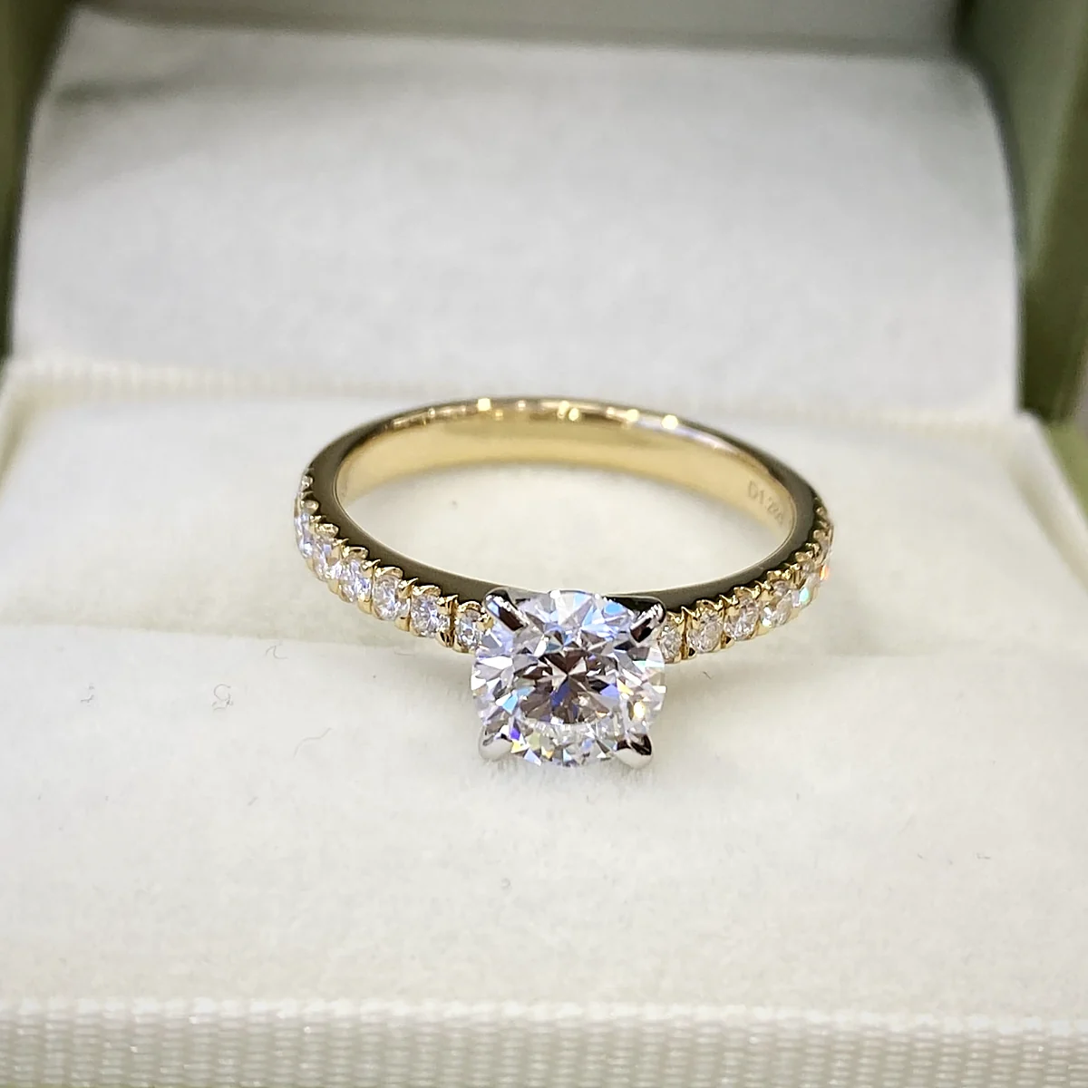 Round Solitaire with Pavé Band in yellow gold with laboratory-grown diamonds