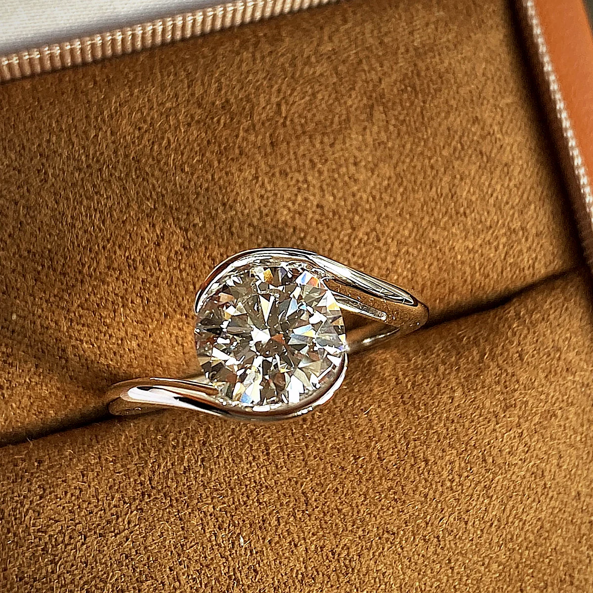 Round Bypass Solitaire in white gold with laboratory-grown diamonds