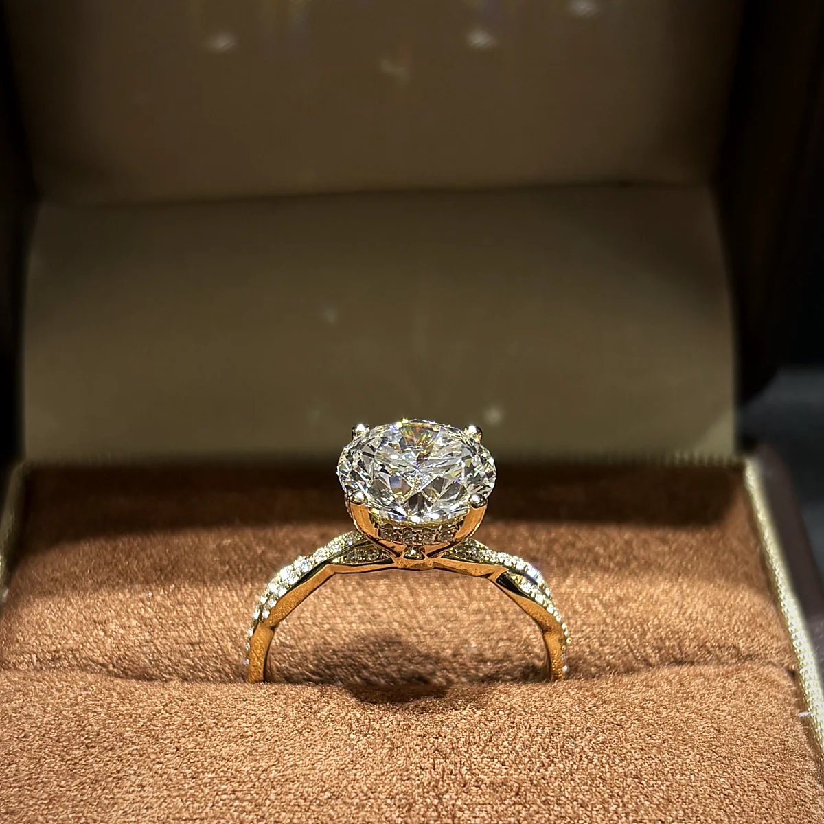 Round Hidden-Halo Pavé Ring in yellow gold with laboratory-grown diamonds