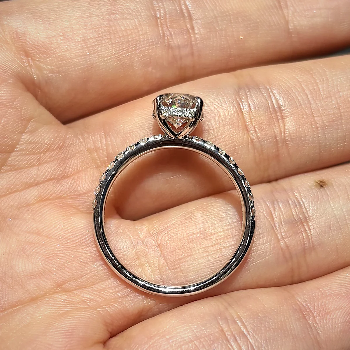 Round Solitaire with Pavé Band in white gold with laboratory-grown diamonds