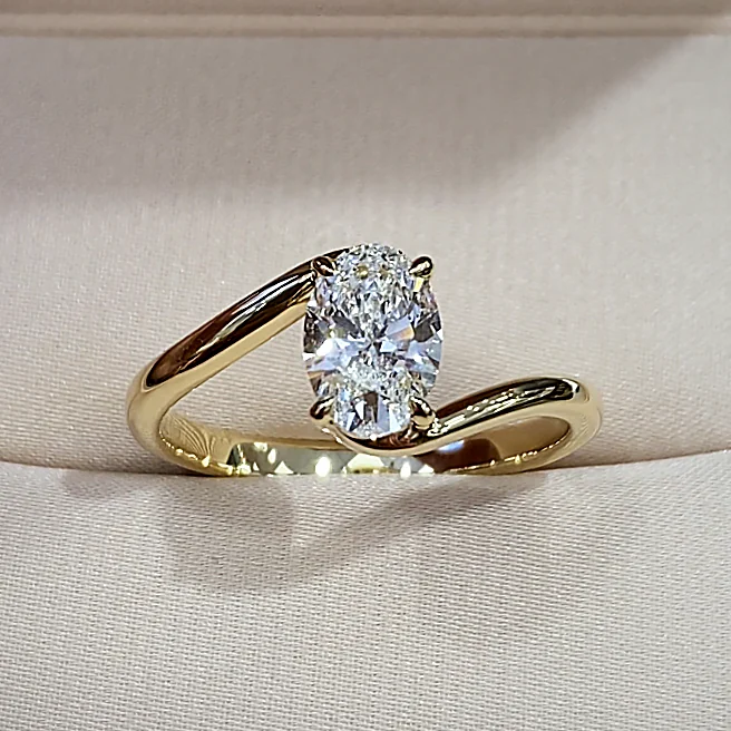 Oval Bypass Solitaire in yellow gold with laboratory-grown diamonds